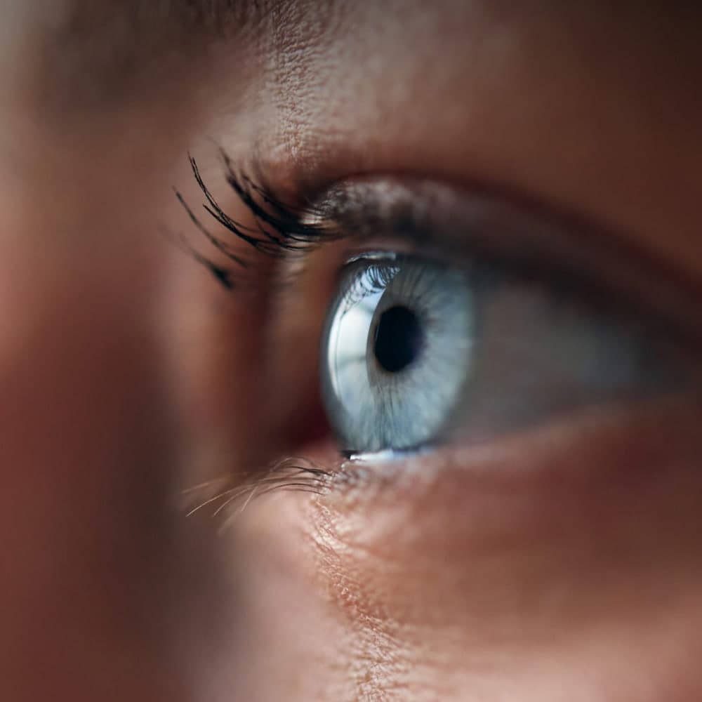 Nahaufnahme eines blauen Auges