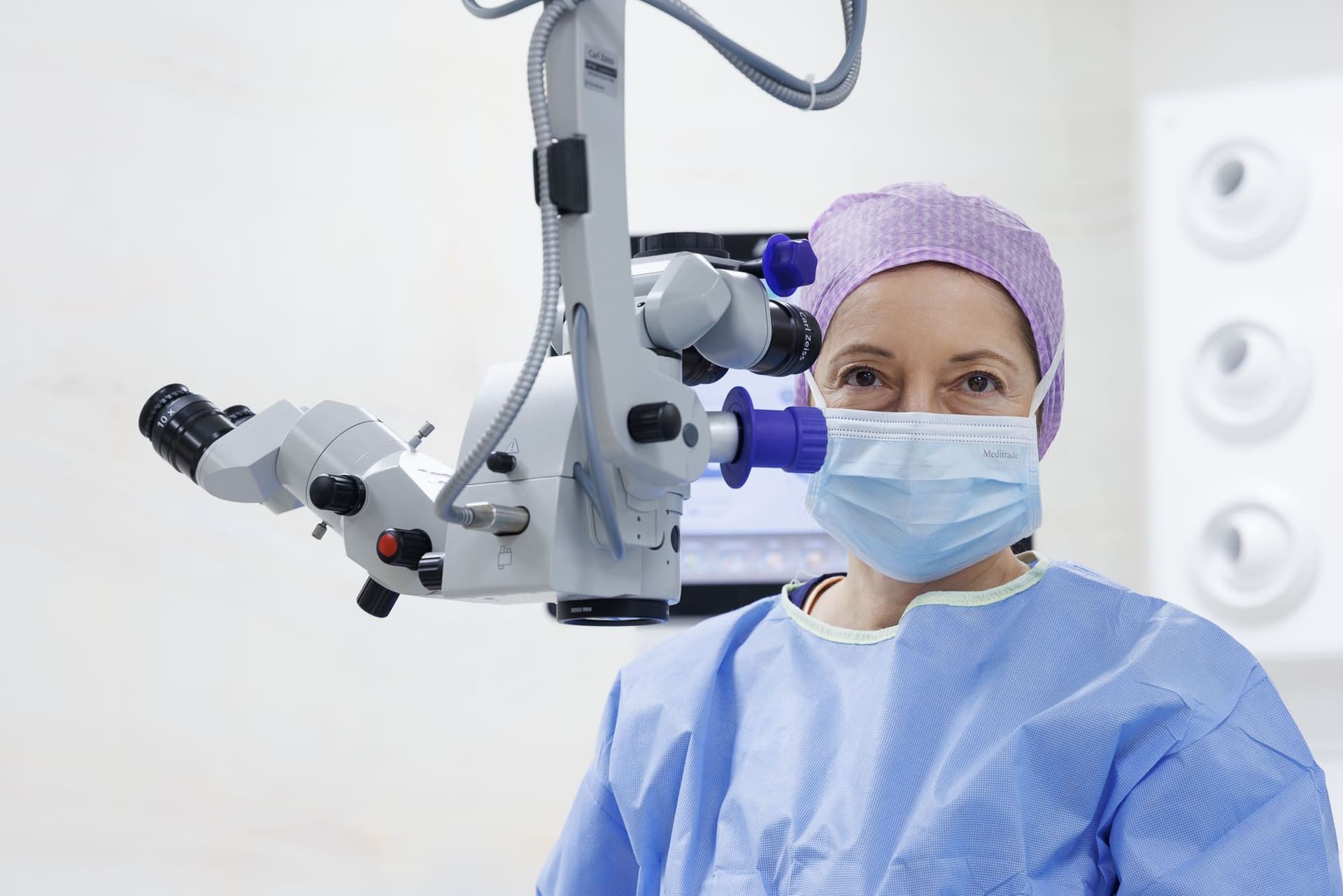 Augenoperation mit OP-Mikroskop in der Sehklinik
